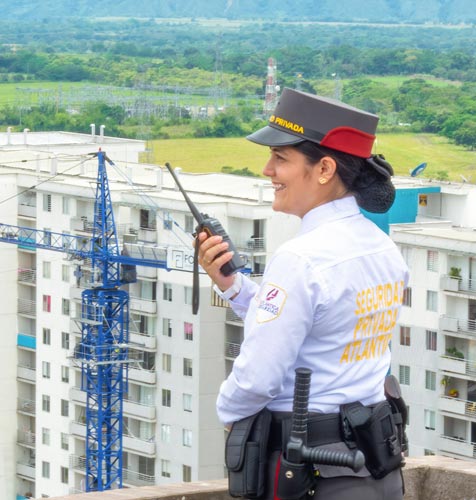 mujer vigilante, atlantica seguridad, construccion